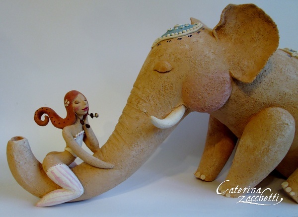 Donna con elefante